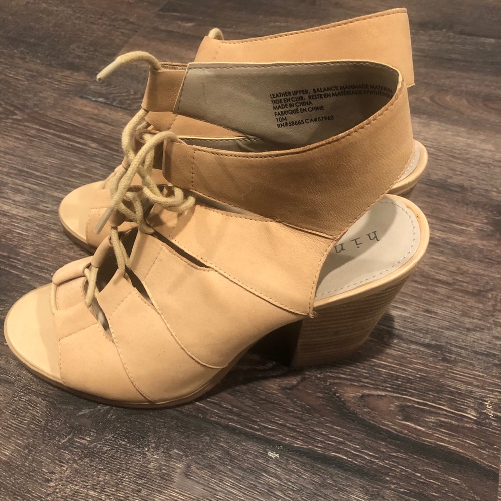 Hinge heeled sandal - size 10, beige/tan